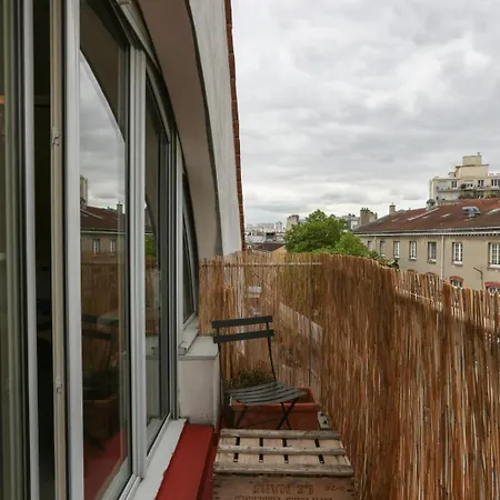 Апартаменты Bright With Balcony Париж